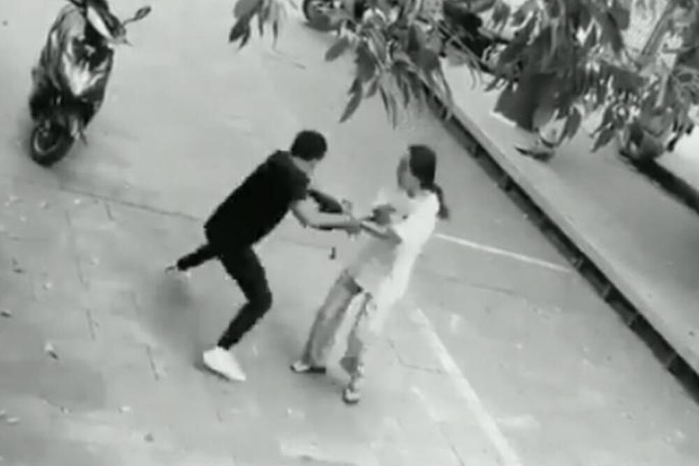 LOPOV NAPAO ŽENU I HTEO DA JOJ UKRADE TAŠNU: Usledio je šok preokret, niko ne može da veruje šta je na snimku