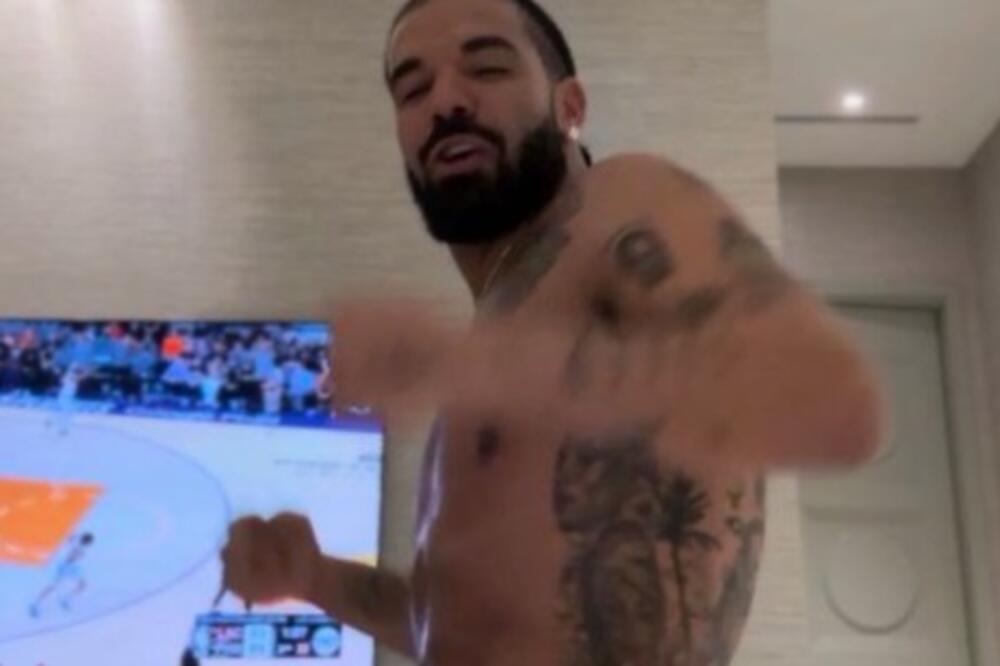 JAO, SRAMOTA! Iscureo ŠOK KUĆNI SNIMAK golog repera, sve se VIDI: Ponosno pokazao čime RASPOLAŽE, a onda... 18+