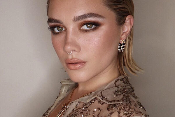 ŠTA ĆE JOJ BRUSHALTER? Svuda se pojavljuje GOLIH GRUDI i baš je briga: Novo vrelo izdanje će vas BACITI NA KOLENA