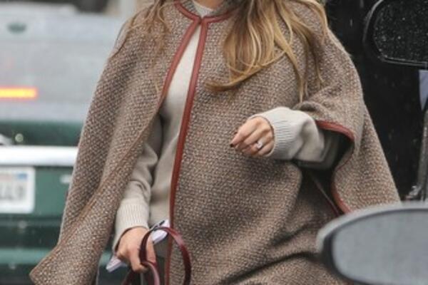 KOMAD ZA KOJIM SE SVI OKREĆU NA ULICI: Čak i najprostiji AUTFIT pretvara u ŠIK STAJLING