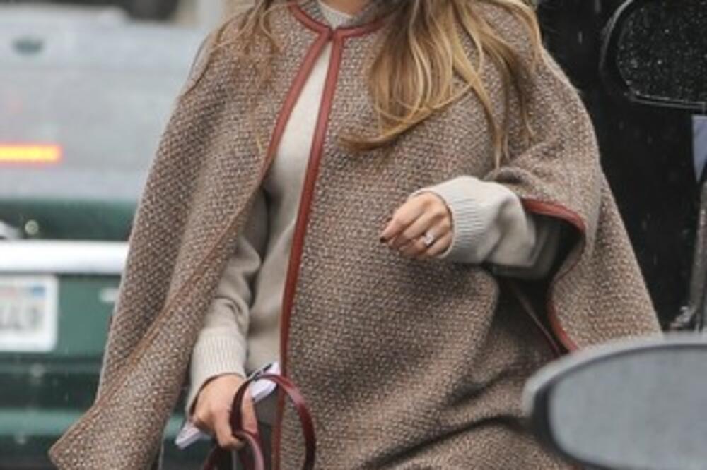 KOMAD ZA KOJIM SE SVI OKREĆU NA ULICI: Čak i najprostiji AUTFIT pretvara u ŠIK STAJLING