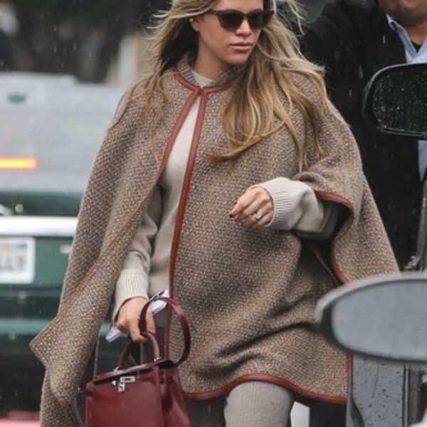 KOMAD ZA KOJIM SE SVI OKREĆU NA ULICI: Čak i najprostiji AUTFIT pretvara u ŠIK STAJLING