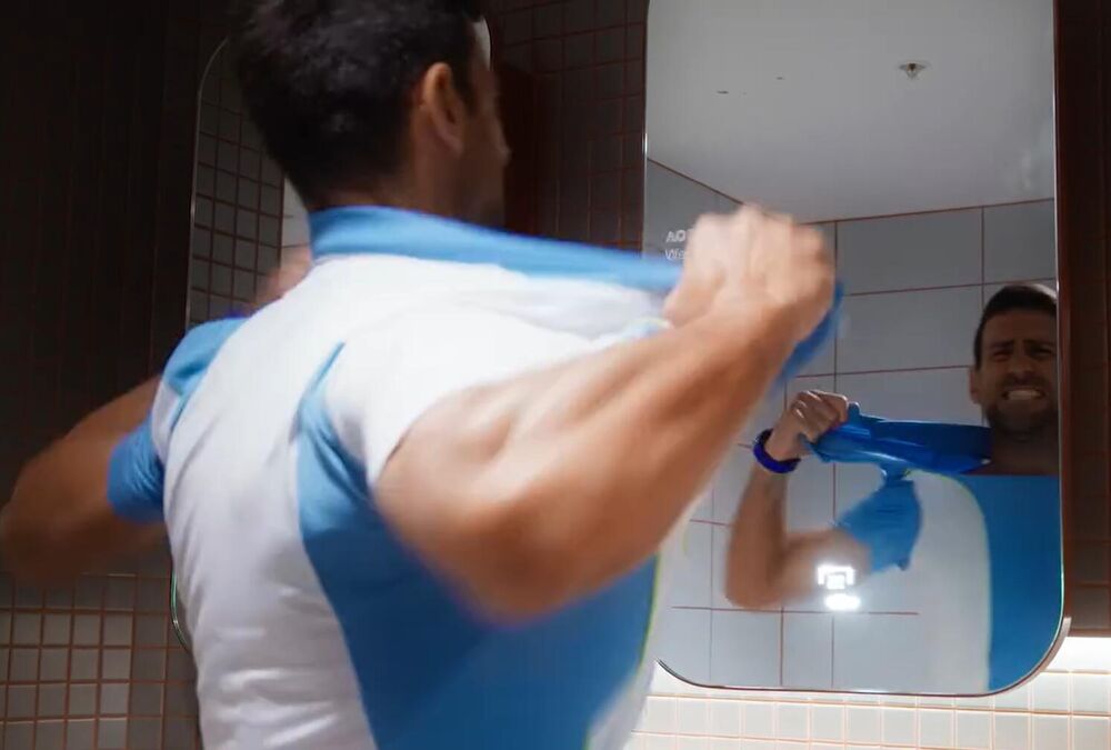 Novak Đoković cepa majicu