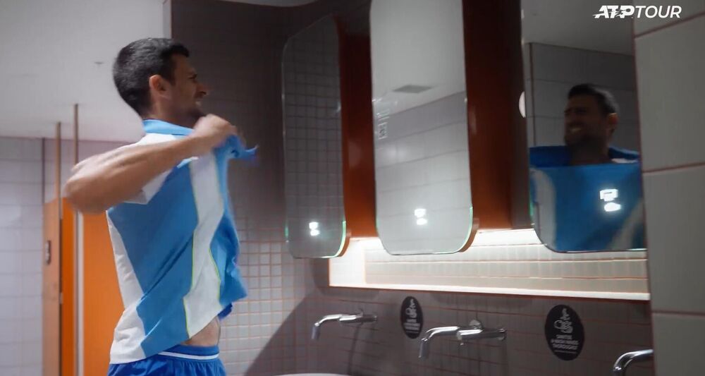 Novak Đoković cepa majicu