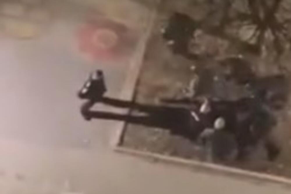 POGLEDAJTE SNIMAK HAPŠENJA INSPEKTORA KOJI JE UBIO ŽENU U TUZLI: Kolege KRVNIKA oborile na pod (VIDEO)