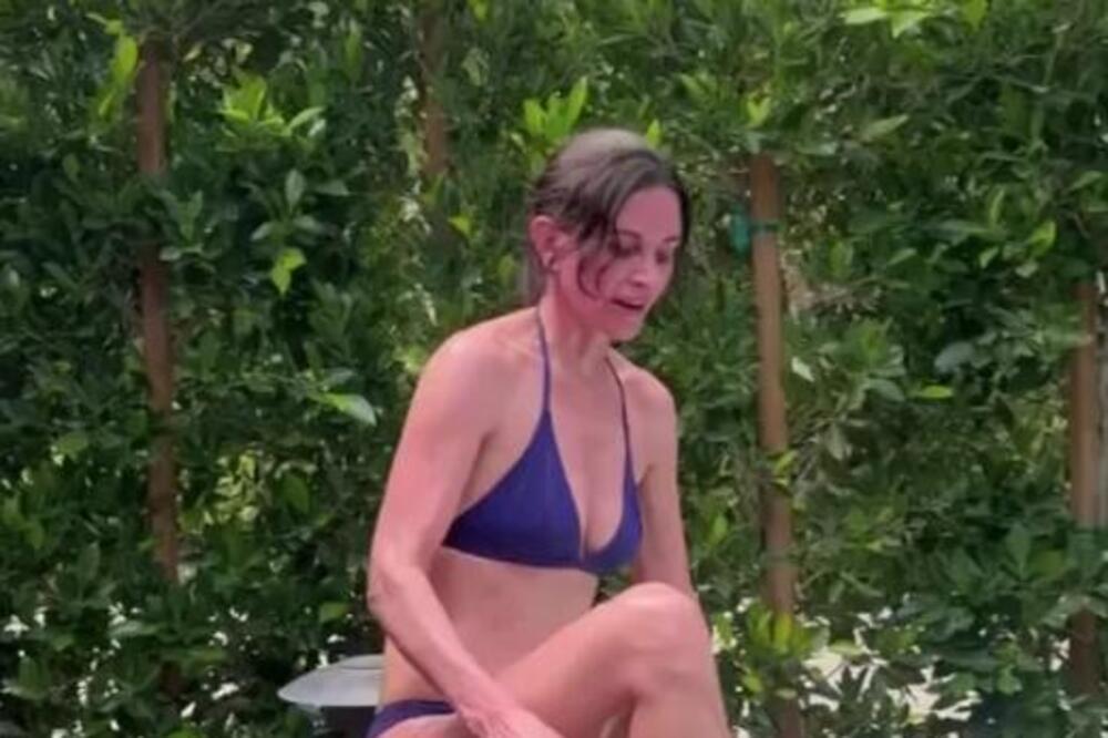 DA LI JE MOGUĆE DA NEKO OVAKO IZGLEDA SA BLIZU 60 GODINA? Skinula se i ZATRESLA: Telo ima BOLJE od mnogo MLAĐIH