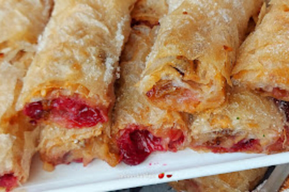 BAKA PODELILA RECEPT ZA PITU SA JABUKAMA I VIŠNJAMA KOJA OSVAJA NA PRVI ZALOGAJ: Zbog 1 sastojka je JOŠ UKUSNIJA