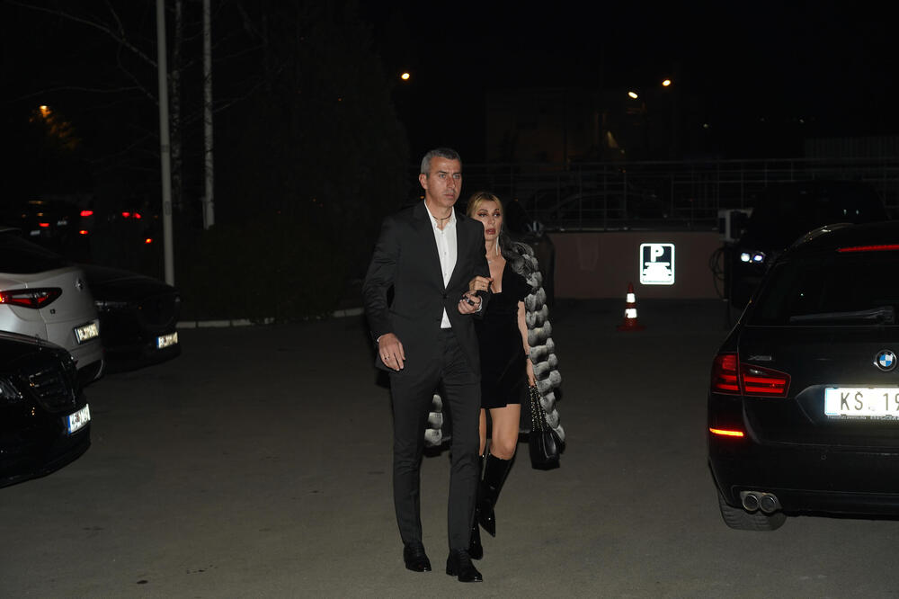 A GDE JE CECA!? LIDIJA PRVI PUT U JAVNOSTI BEZ FOLK DIVE: Došla ruku pod ruku sa SUPRUGOM, baš su dobar PAR