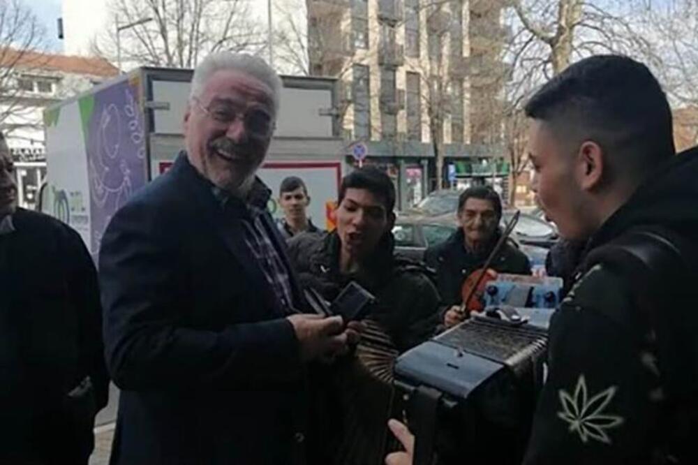 NESTOROVIĆ U NIKAD VIĐENOM IZDANJU, PAO U SEVDAH: Izvadio novčanik kad je UGLEDAO MUZIČARE, pa samo KITI (FOTO)
