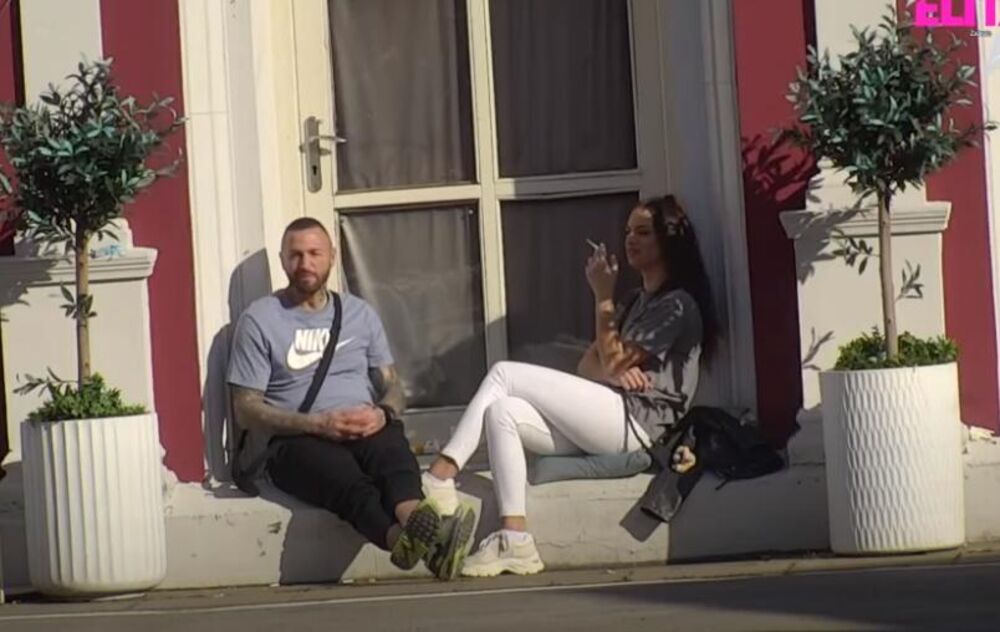 Ša i Miona dobaciju Urošu dok radi vežbe