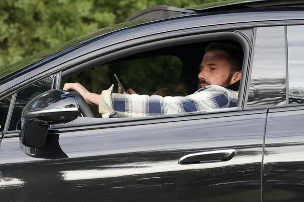 ZAR I TI? ŠUŠKA SE DA JE GLUMAC IMAO TAJNU AFERU SA ŽENINOM KOLEGINICOM: Sad LJUT kao ris SKRIVA POGLED