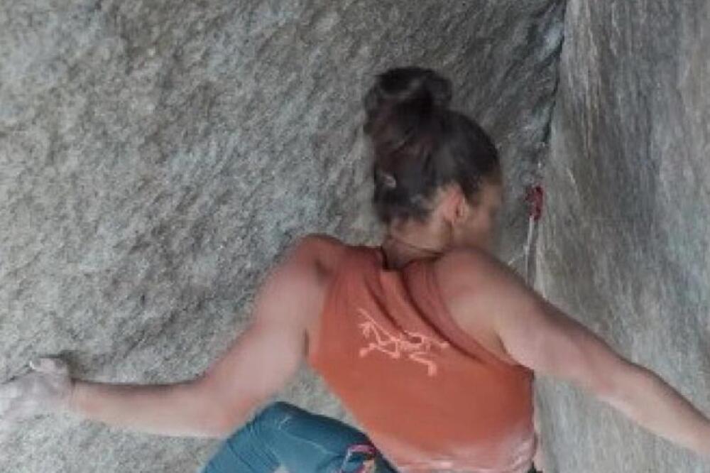 SNIMAK DEVOJKE KOJI LEDI KRV U ŽILAMA, LJUDI U NEVERICI GLEDAJU ŠTA RADI: Jedan pogrešan korak i gotovo... (VIDEO)