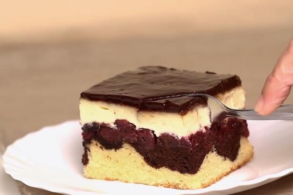 ČOKOLADNI KOLAČ ZA POSLE RUČKA GOTOV ZA 5 MINUTA: Topi se u ustima, njega deca najviše vole (RECEPT)