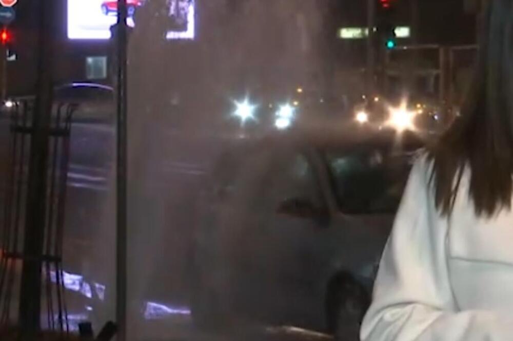 KAMERE SNIMILE NEVEROVATNU SCENU U BEOGRADU: Vozači u pozadini primetili GEJZIR, pa ostavili sve u ŠOKU (VIDEO)