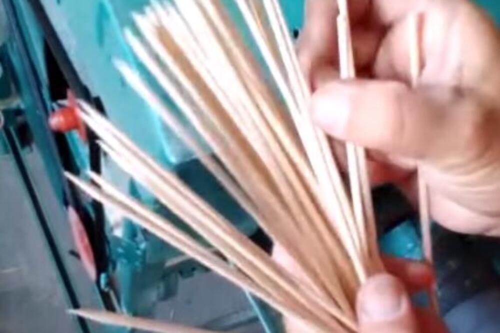 URNEBESAN VIC ZA POČETAK DANA ĆE VAS OBORITI SA STOLICE: Idu dve čačkalice ulicom...