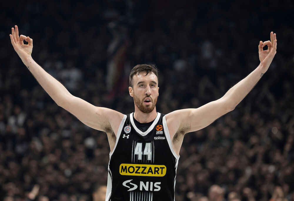 Frenk Kaminski slavi trojku na utakmici Partizana i Bajerna iz Minhena