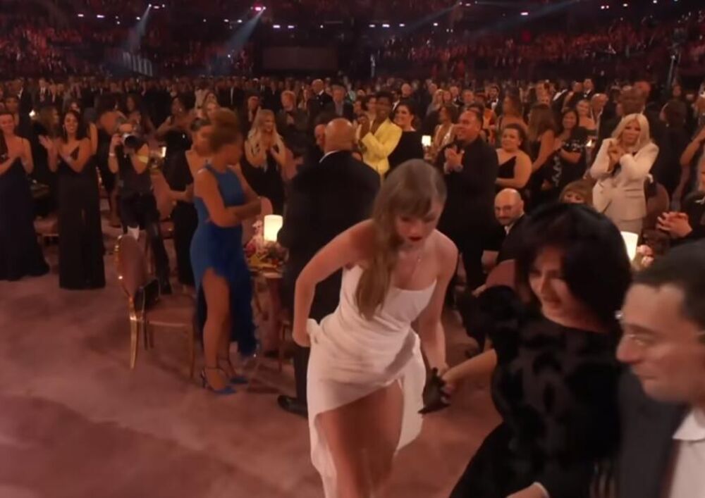 Jedva čekala da uzme nagradu