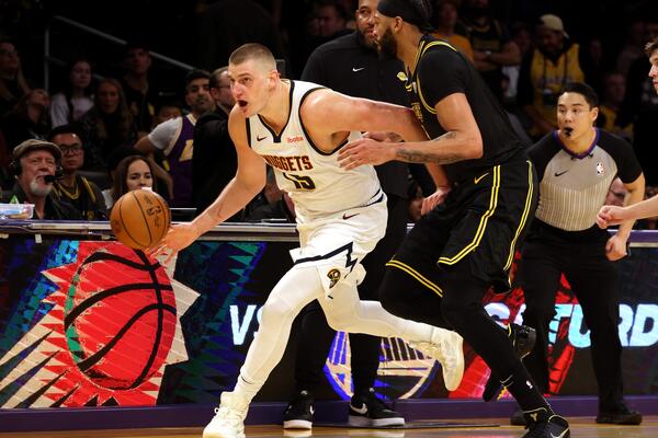 JOKIĆ PIPKAO DEJVISA PO ZADNJICI: Svi plaču od smeha, ni komentator se nije suzdržao! (VIDEO)