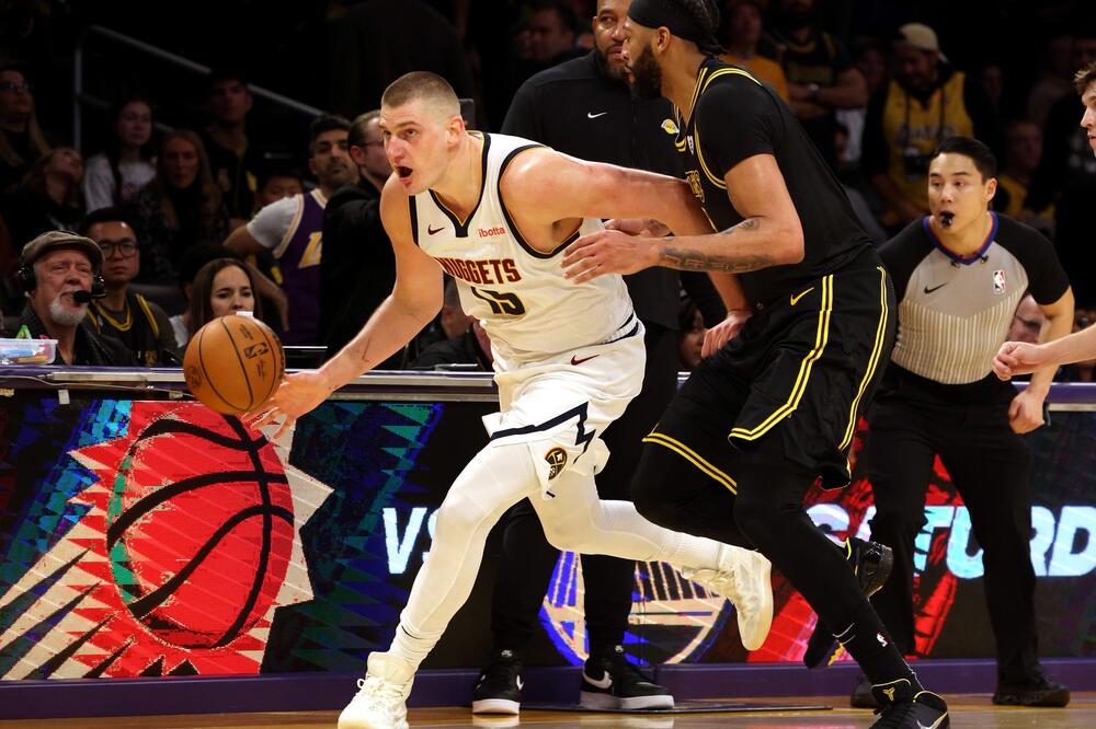 JOKIĆ PIPKAO DEJVISA PO ZADNJICI: Svi plaču od smeha, ni komentator se nije suzdržao! (VIDEO)