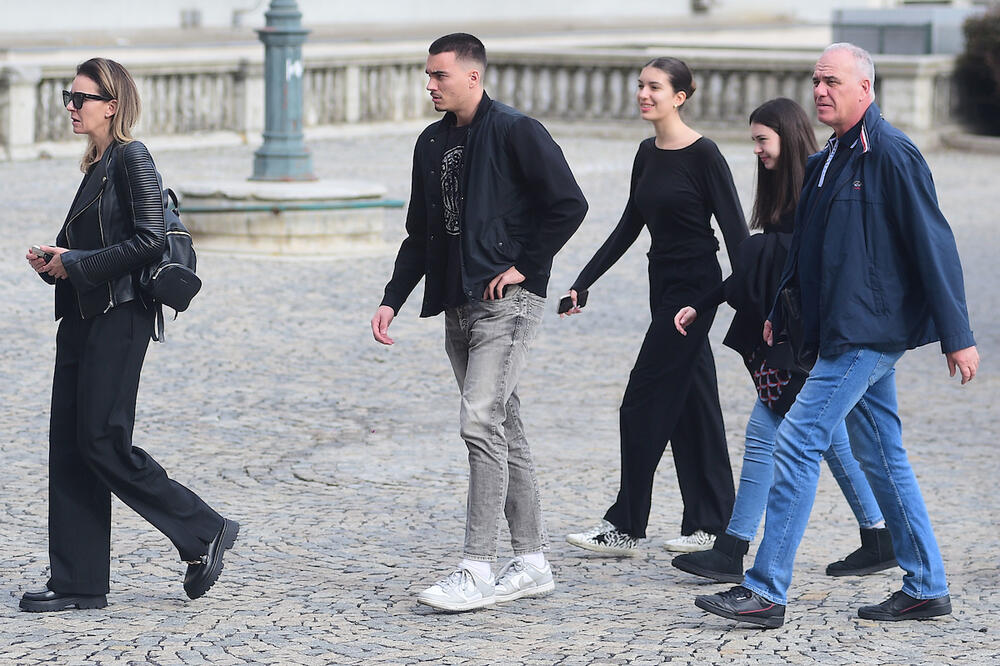 TUŽNO: Slomljen - pogledajte kako izgleda sin Dejana Milojevića na komemoraciji svog oca (FOTO)