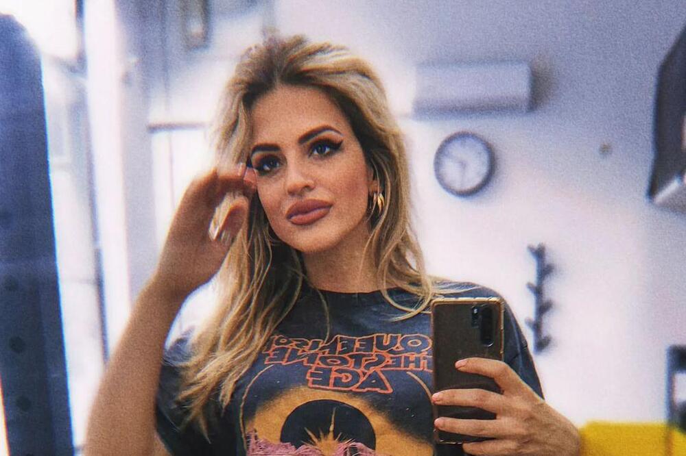 PEVAČICA NA KONCERTU SAOPŠTILA DA JE U DRUGOM STANJU: Pokazala STOMAK i dobila veliku APLAUZ