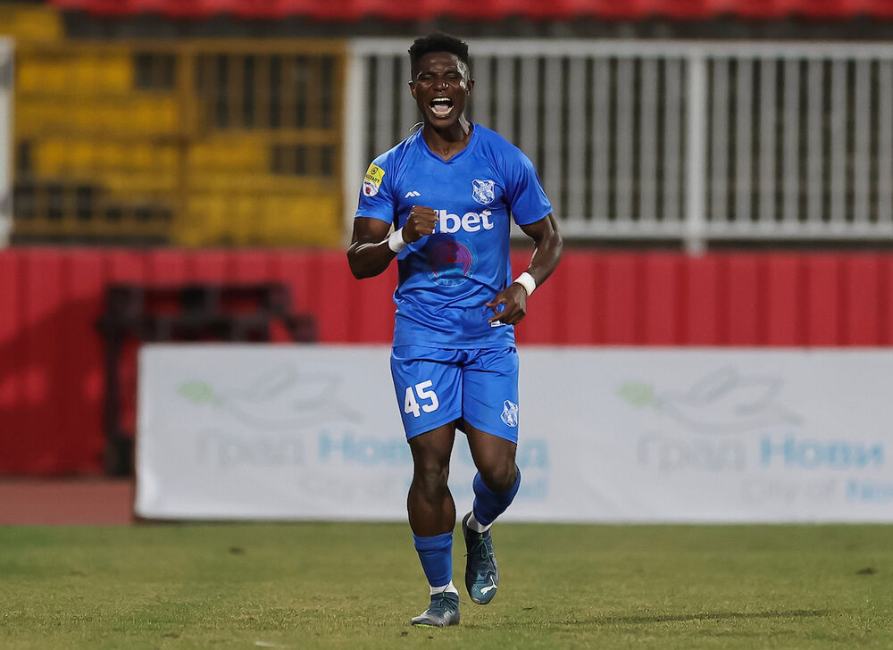 Patrik Eze slavi gol