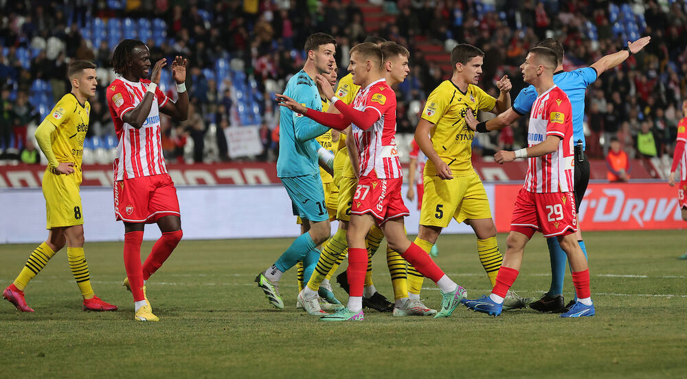 Trenutak kada su se pobunili fudbaleri Voždovca kod glavnog sudije Jovana Šegrta