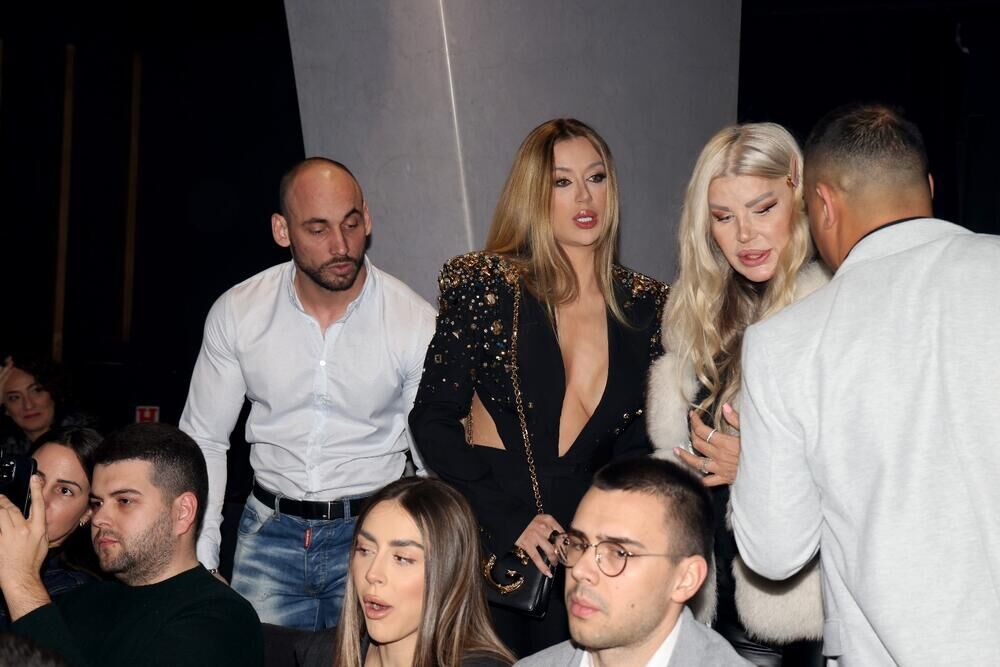 Tea Tairović u društvu majke i prijatelja