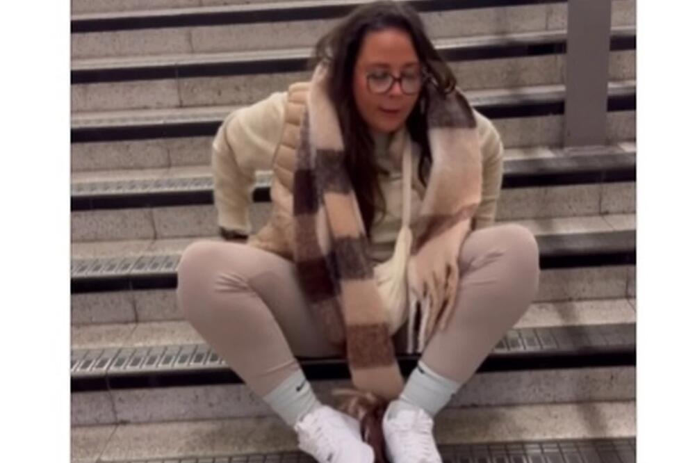 RADNICI ŽELEZNICE SE SMEJALI DEVOJCI SA INVALIDITETOM: Umesto da joj pomognu, pustili je da PUZI, nema kraja SRAMU