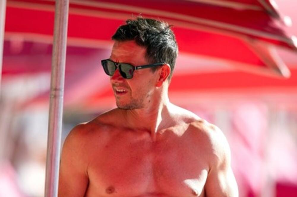 ŽENE, PAŽLJIVO OTVORITE VEST, BAŠ JE JAKA: Poznati dasa se SKINUO i pokazao ČIME RASPOLAŽE, OVO JE LUDILO MOZGA