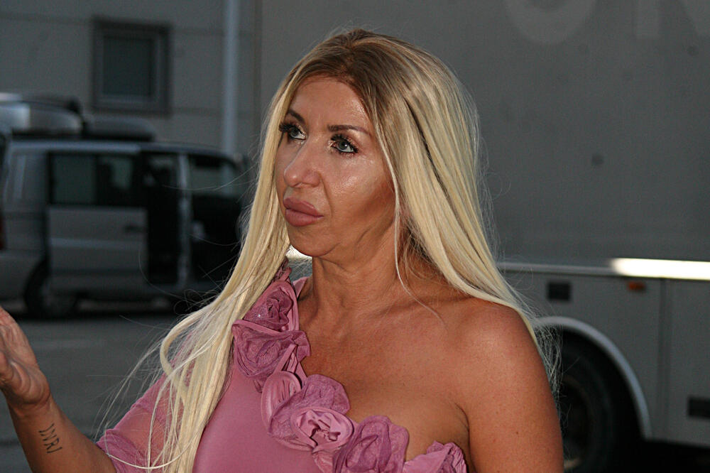 DA LI JOJ JE OVO TREBALO? Blondi htela da prodaje INTIMU na SAJTU ZA ODRASLE, SIN JE MOLIO da nikako ne radi OVO