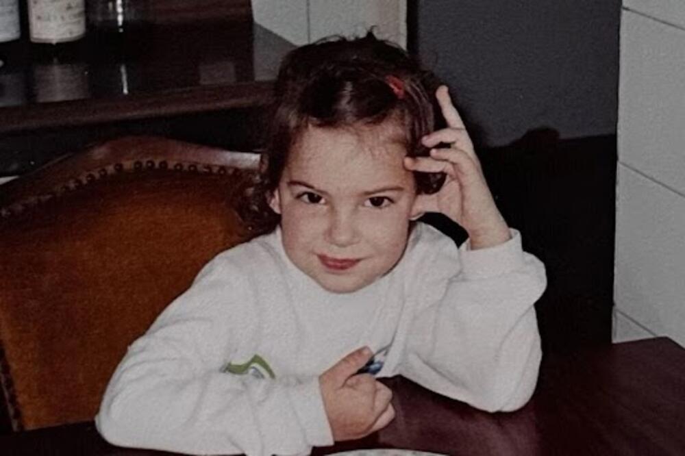 DANAS JE JEDNA OD NAJJAČIH RIBA KOD NAS, MUŠKI ROD LUDI ZA OVOM ŽENOM? Da li znate ko je devojčica sa FOTKE?