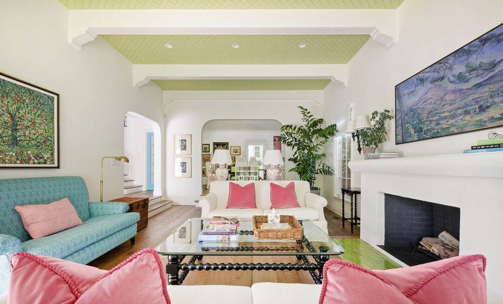 Kuća se nalazi u području Comstock Hills u četvrti Westwood