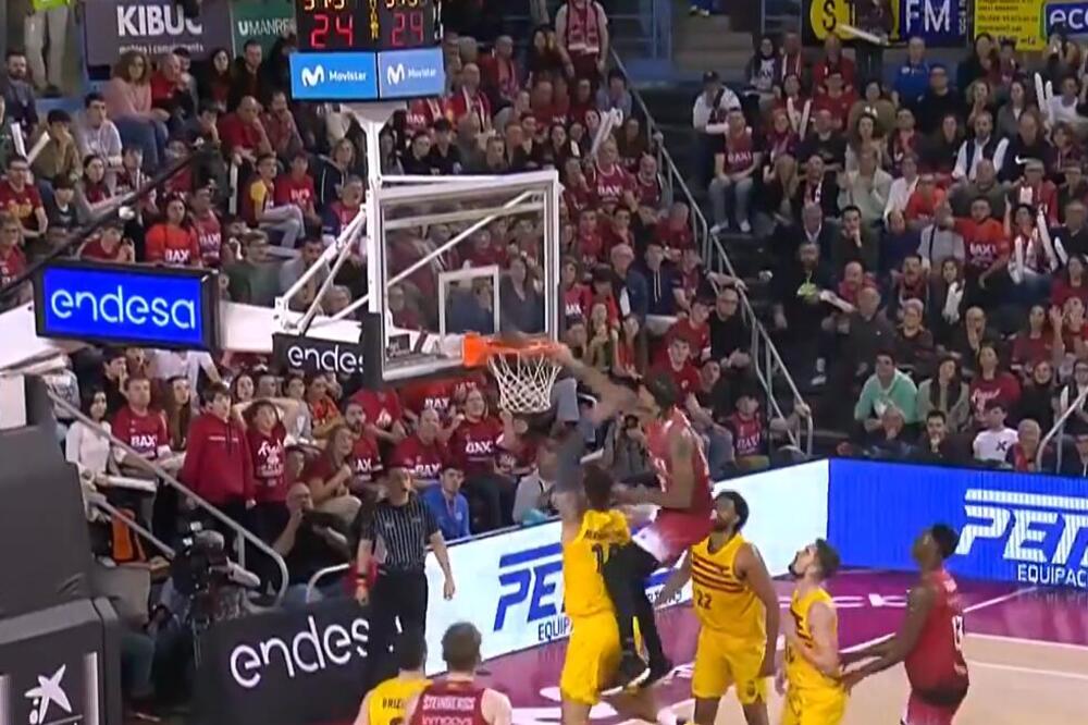 POLETEO I RAZNEO OBRUČ: Monstruozno zakucavanje od kog zastaje DAH! VIDEO