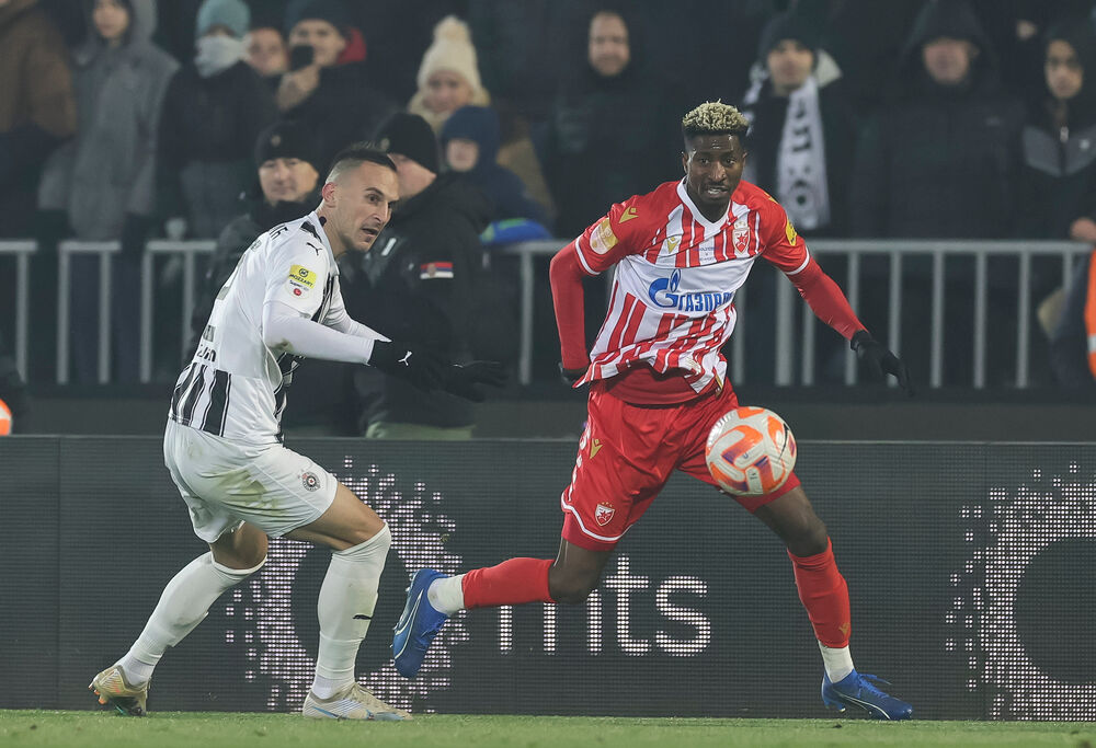 Piter Olajinka (desno) na 171.  večitom derbiju