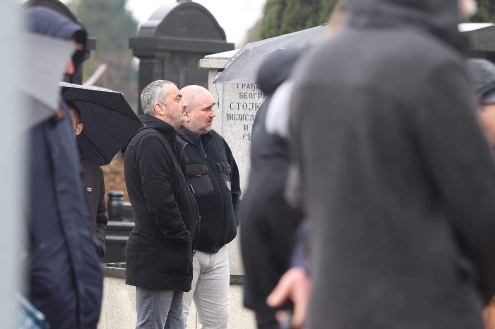 DANAS I ON ISPRAĆA MILOJEVIĆA NA VEČNI POČINAK: Poznati SRBIN došao na GROBLJE, malo ko je verovao da će ga VIDETI