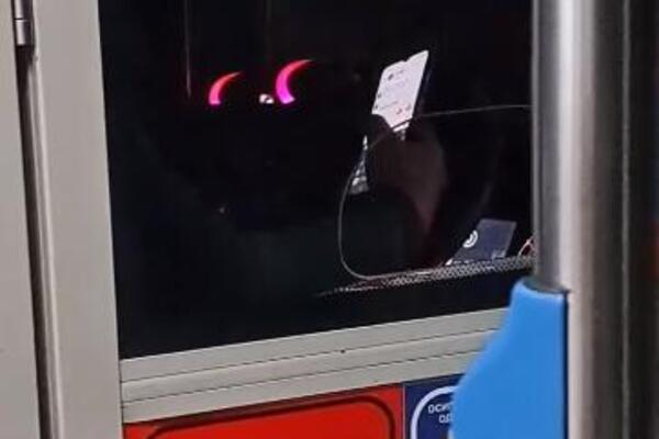 VOZI PO MRKLOM MRAKU I PIŠE PORUKE: Vozač autobusa snimljen kako GLEDA TELEFON tokom noćne vožnje! (VIDEO)