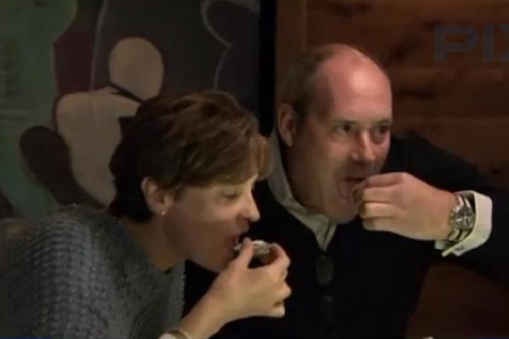 VEČERALI SU U RESTORANU, A ONDA JE ON ZAGRIZAO NEŠTO TVRDO: Kad je ispljunuo, nije mogao da veruje šta vidi