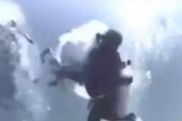STRAVIČAN SNIMAK NAPADA AJKULE: "Uletela" među grupu ronioca na Maldivima pa krenula da DIVLJA! (VIDEO)