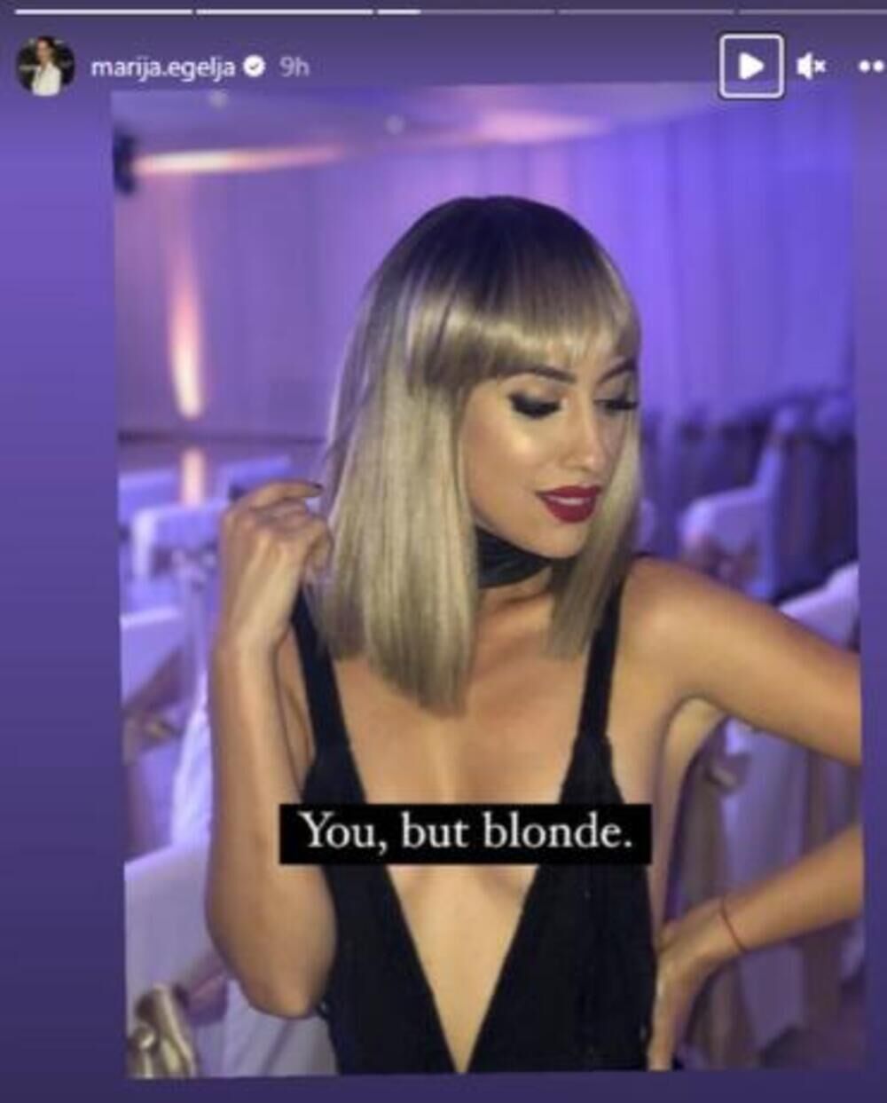 Plava kratka kosa, haljina koja potpuno otkriva grudi i najvrelija poza