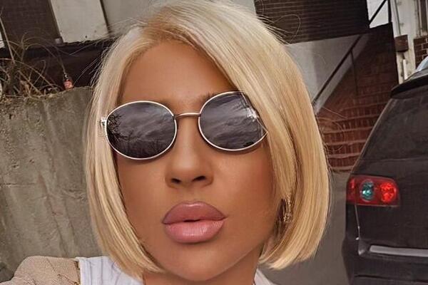 GRUDI KIPE, SAMO ŠTO NE ISKOČE IZ USKE MAJICE: Jovana Jeremić napravila KOLAPS u Beogradu, STALA na njih i KRENULA