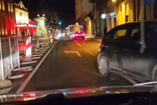 VOZAČ U NOVOM SADU GLEDA I NE VERUJE! Stao nasred ulice i SNIMIO 3 AUTOMOBILA koja su ušla u kontra smer (VIDEO)