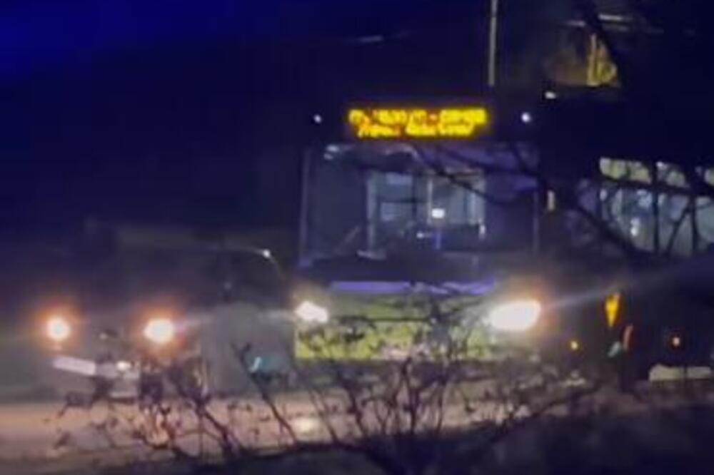 SAOBRAĆAJNA NESREĆA NA PUTU PADINA-SAMOŠ: Sudarili se automobil i autobus, POLICIJA NA TERENU (VIDEO)