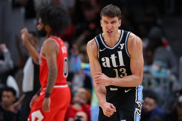 BOGDANOVIĆ REŠETAO TROJKAMA I BIO PRVI STRELAC HOKSA: Bogdan nije mogao sam, Čikago slavio u Atlanti (VIDEO)