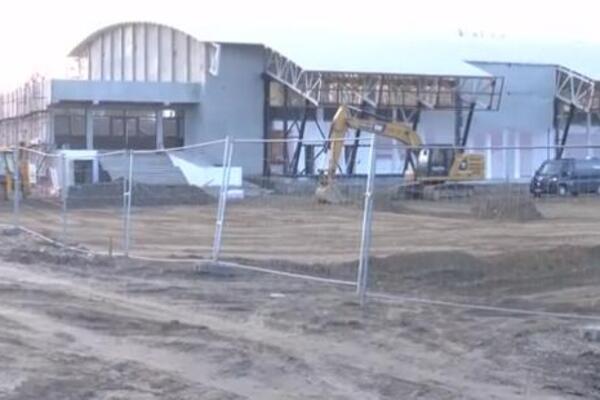 OVO JE GRADILIŠTE U KOVINU NA KOM JE POGINUO RADNIK: Povređen još jedan mladić, POSTOJI SUMNJA šta je UZROK NESREĆE