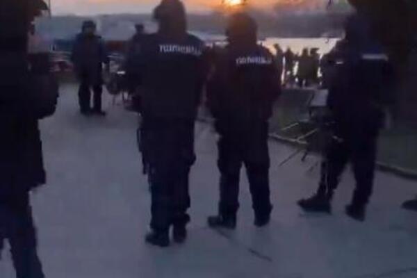 OBUSTAVLJENO RUŠENJE SPLAVA "GUSAR": Policija, inspektori i bager na Savskom keju (VIDEO)