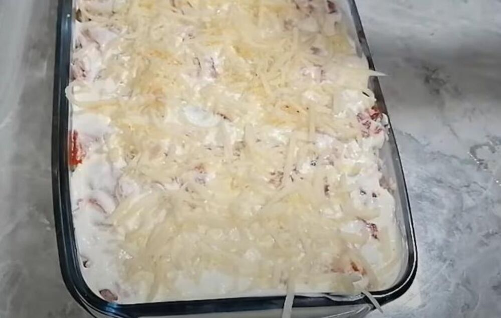 Sir preko salate sa pečenim paprikama i dve vrste sira