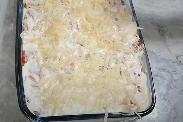 NAJUKUSNIJA SALATA SA PEČENIM PAPRIKAMA I DVE VRSTE SIRA: Predjelo bez konkurencije - lagana, ukusna i osvežavajuća