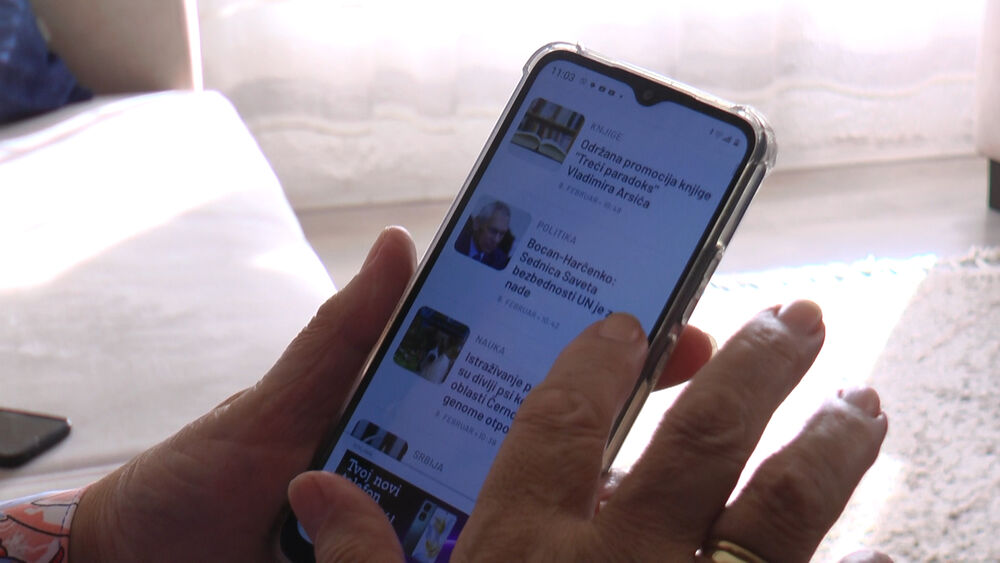 Penzionerka na telefonu čita vesti