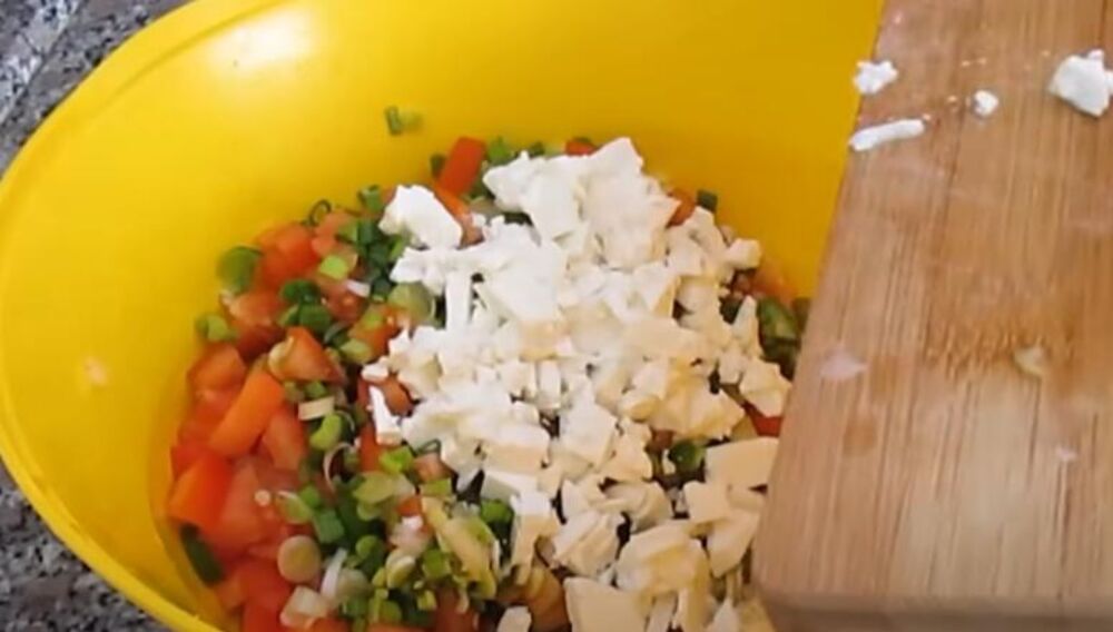 Sir u činiji sa povrćem